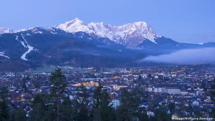 View of the Alps and Garmisch-Partenkirchen (Imago/Wolfgang Zwanzger)