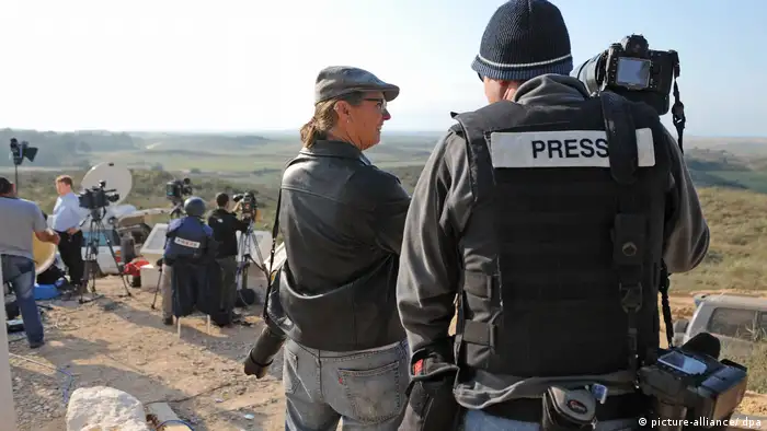 Israelische Bodenoffensive im Gazastreifen - Journalisten auf Aussichtspunkt an der Grenze