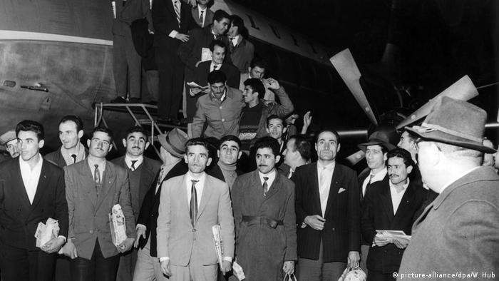 Llegada de 55 'trabajadores invitados' ('Gastarbeiter') al aeropuerto de Düsseldorf el 27 de noviembre de 1961, los primeros de un grupo de 400 pioneros de la inmigración turca.