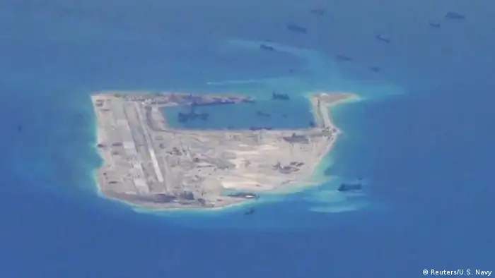 Südchinesisches Meer Spratly-Inseln Baggerschiffe aus China (Reuters/U.S. Navy)