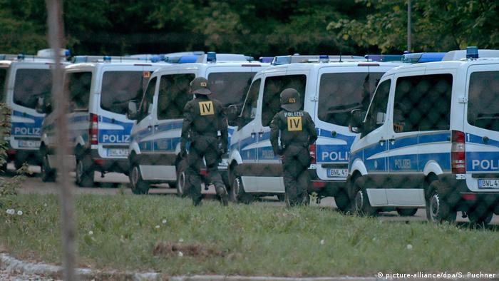 Полицейский автомобили возле общежития для беженцев в Эльвангене