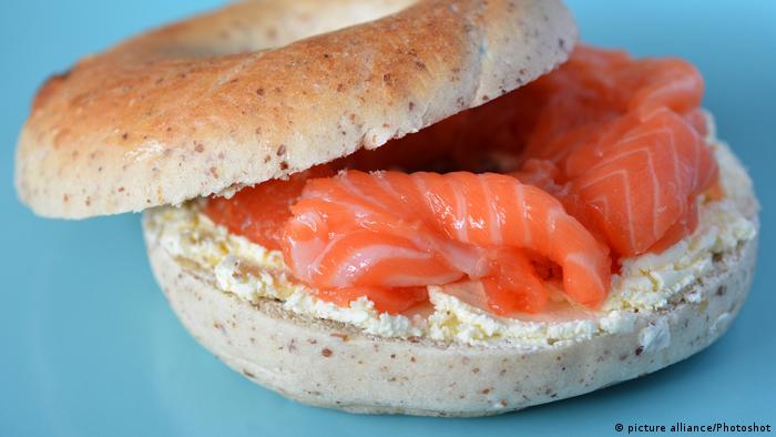 New York bagel with cream cheese and salmon (picture alliance/Photoshot)