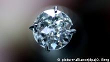 ARCHIV - Ein Diamant steckt am 19.03.2013 in Antwerpen, Belgien, einer Fassung. Antwerpen ist weltweit das wichtigstes Zentrum für die Verarbeitung und den Handel von Diamanten.Foto: Oliver Berg/dpa +++(c) dpa - Bildfunk+++ | Verwendung weltweit