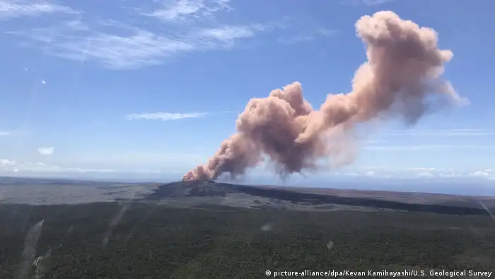 Kilauea volcano erupts on May 3 on Hawaii's Big Island (picture-alliance/dpa/Kevan Kamibayashi/U.S. Geological Survey)