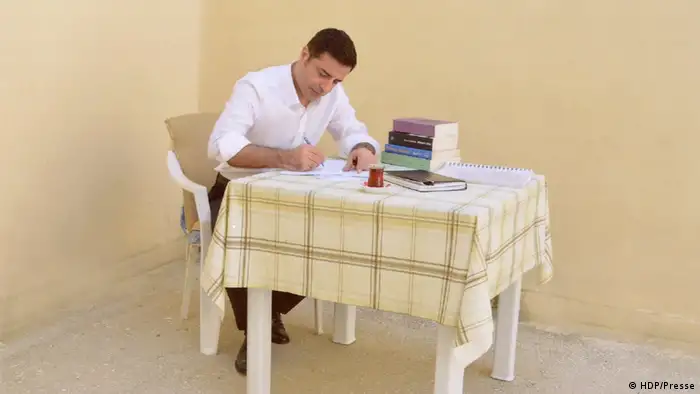 HDP'nin Cumhurbaşkanı adayı Selahattin Demirtaş seçim çalışmalarını cezaevinden yürütüyor.