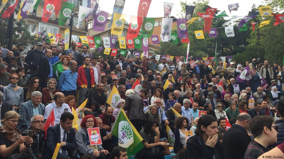 İstanbul'da bir araya gelen partililer