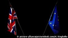 Brexit, EU-Austritt Großbritanniens, Ausstieg, Nationalflagge des Vereinigten Königreichs Großbritannien und Nordirland, GB, EU, Flaggen, Flagge, Banner, Nationalfahne, Europäische Union, Gemeinschaft, Europa, Europaflagge, Europafahne, europaeische, EUfahne, Euflagge, EU-Fahne, EU-Flagge, EU Fahne, Symbolbild, Symbolfoto, symbolisch, Votum, düster, schwarzer Hintergrund, abgewandt, hängend, depressiv, düster, finster, niedergeschlagen, bedrückt, mutlos, Ende, Trennung, getrennte Weg, Wege, abgewandt, Symbol, |