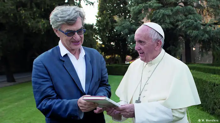 Wim Wenders meets the pope in POPE FRANCIS – A MAN OF HIS WORD (W. Wenders)