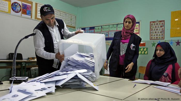 El movimiento chiita libanés Hizbolá y sus aliados podrían hacerse con más de la mitad de los escaños del Parlamento, según los resultados preliminares no oficiales de las elecciones celebradas el domingo en Líbano. (7.05.2018).