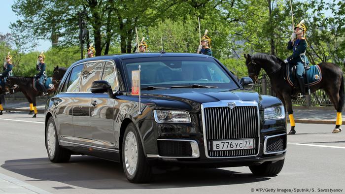 New Russian Limousine Harks Back To Soviet Era Business Economy And Finance News From A German Perspective Dw 09 09 19