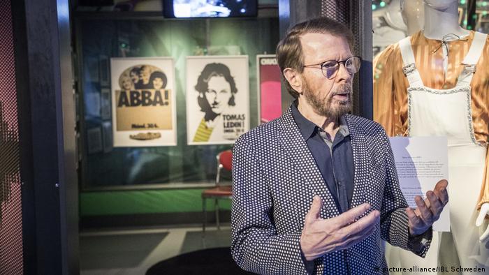 Björn Ulvaeus spricht gestikulierend neben einem Exponat in ABBA The Museum (picture-alliance/IBL Schweden)