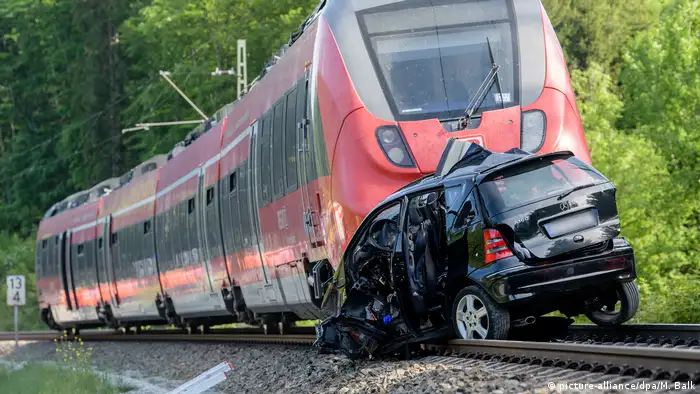 Deutschland Bayern Zugunglück mit zwei Toten bei Seeshaupt (picture-alliance/dpa/M. Balk)
