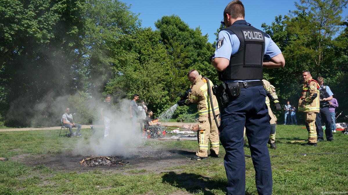 Vídeo. Polícia italiana interrompe churrasco entre amigos com