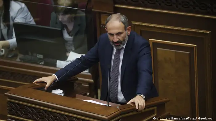 El Parlamento armenio eligió al líder opositor Nikol Pashinián como nuevo jefe de Estado del país este martes.El nuevo jefe de Gobierno había liderado desde mediados de abril protestas callejeras pacíficas contra la corrupción y el nepotismo, bautizadas como la revolución de terciopelo, que forzaron la dimisión del primer ministro Serzh Sargsián. (8.05.2018).