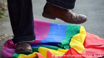 Гомофобия в Беларуси - в порядке вещей: ноги в ботинках, которые топчут радужный флаг