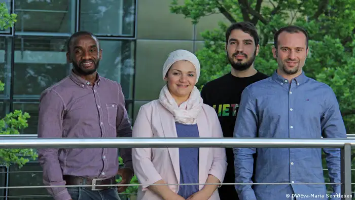 Pascal Sevadouno, Laila Kaddah, Khaled Karkarli und Fares Abdulkarim absolvieren das Vorprogramm für Geflüchtete zum IMS-Masterstudium.