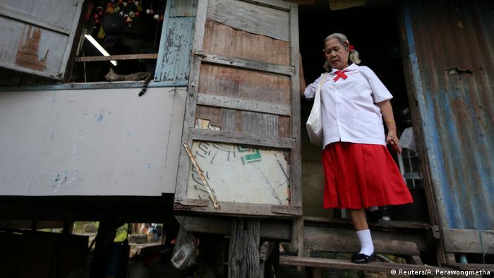 Zurück zur Schule für Thailands ältere Menschen (Reuters/A. Perawongmetha)