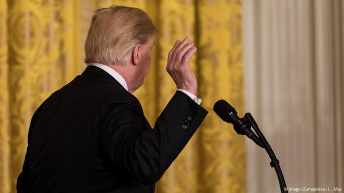 USA Trump verlässt den Raum ARCHIV (Imago/Zumapress/C. May)