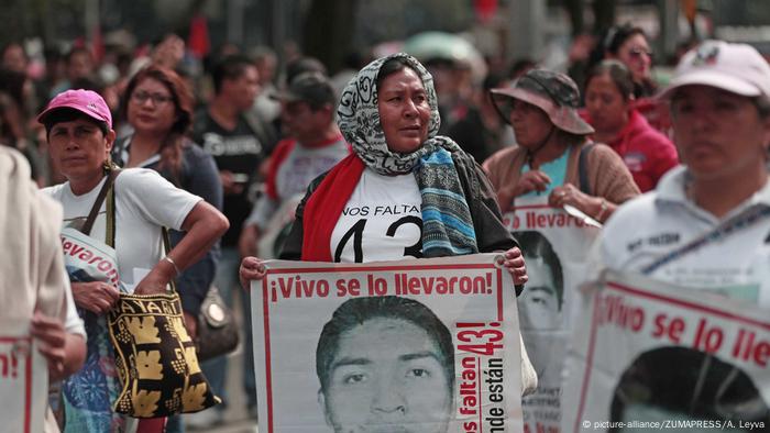 Mexiko Protest für Aufklärung der Morde an Studenten (picture-alliance/ZUMAPRESS/A. Leyva)