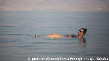 JERICHO, Aug. 14, 2017 A tourist swims in the Dead Sea at the Biankini beach located along the northern shore near the West Bank city of Jericho on Aug. 13, 2017. yk |
Reiseland Israel 