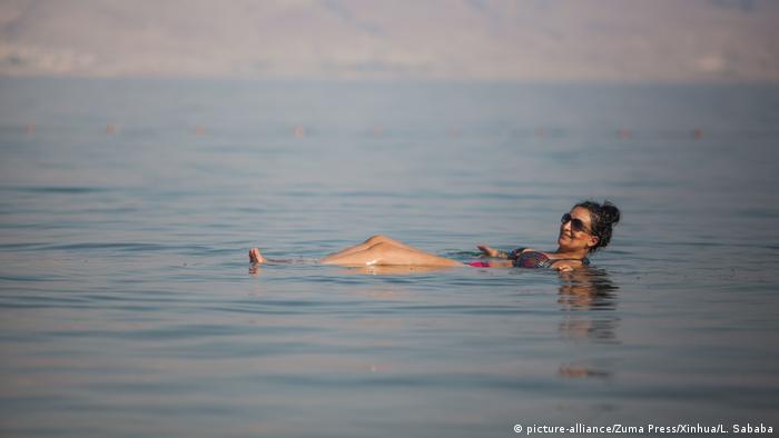 Flotar en el Mar Muerto es una actividad cada vez menos frecuente debido al repliegue de las aguas