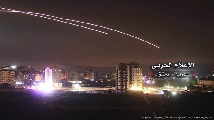 Syrien Raketen über Damaskus (picture-alliance/AP Photo/Syrian Central Military Media)