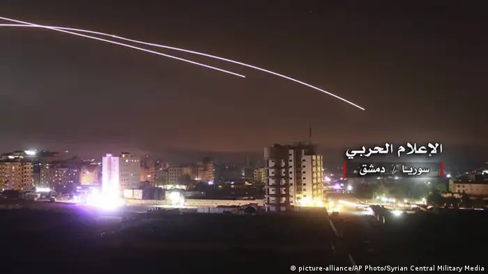 Syrien Raketen über Damaskus (picture-alliance/AP Photo/Syrian Central Military Media)