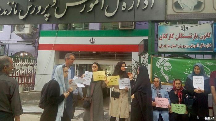 این تجمعات در تهران مقابل سازمان برنامه و بودجه و در استان‌ها و شهرها در مقابل ادارات آموزش و پرورش برگزار شده است.