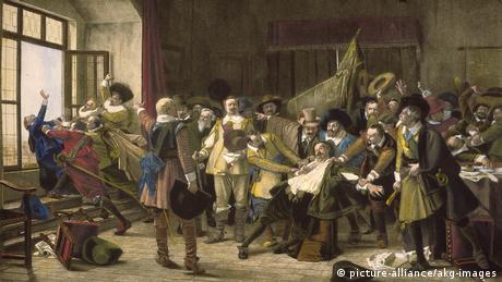 Σαν σήμερα στις 23 Μαΐου 1618 δόθηκε στην Πράγα η αφορμή για την επίσημη έναρξη του Τριακονταετούς Πολέμου. Μια ομάδα Προτεσταντών που ήταν αντίθετοι στα δυσμενή οικονομικά μέτρα των Καθολικών εισέβαλαν στο Κάστρο Χρατσάνι της Πράγας και έριξαν από το παράθυρο μέλη της τοπικής κυβέρνησης. Αν και αυτοί τελικά σώθηκαν, το περιστατικό ήταν αρκετό για να ξεσπάσει ένας πόλεμος άνευ προηγουμένου.