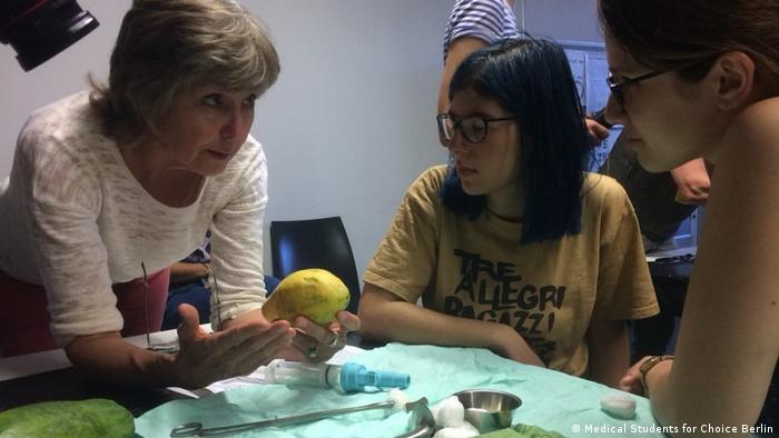 Berlin - Medizinstudent*innen lernen Schwangerschaftsbrüche anhand von Papayas durchzuführen