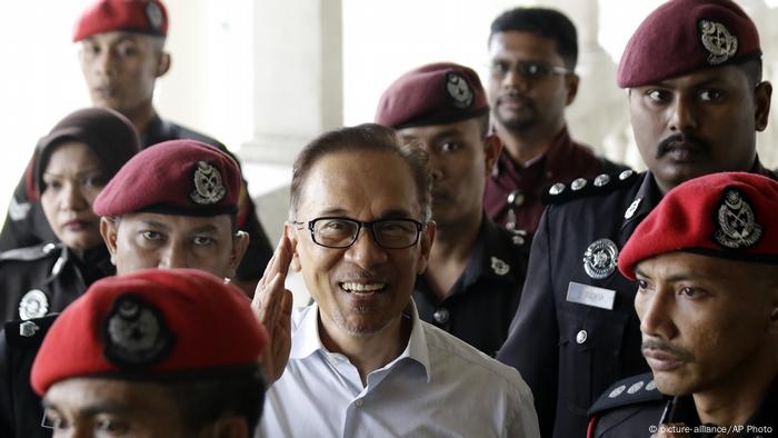 Malaysia S Mahathir Mohamad Seeks Immediate Pardon For Anwar Ibrahim News Dw 11 05 2018