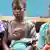 Kongo Kananga - Hungersnot: Mütter mit Kindern warten auf Nahrungsmitteln