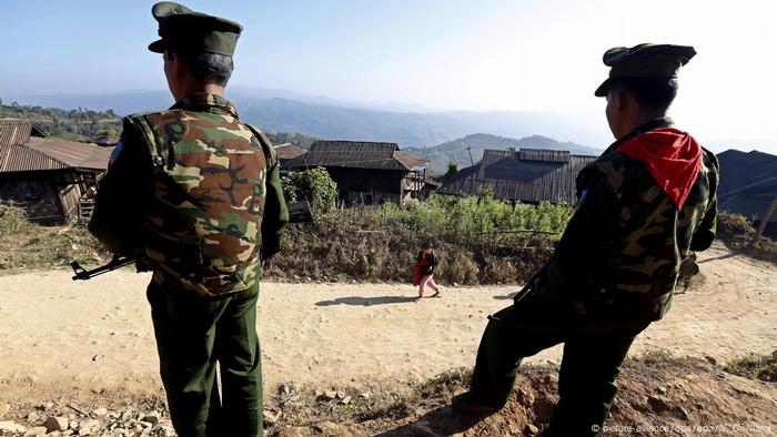 Myanmar KIA-Soldaten (picture-alliance/dpa/epa/N. C. Niang)