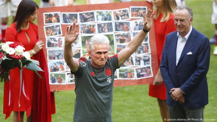 Jupp Heynckes wita tłum.