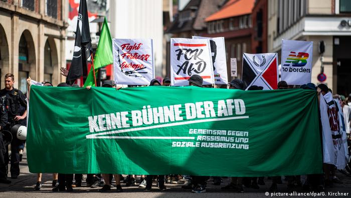 Katholikentag in Münster: Transparent gegen die Teilnahme eines AfD-Politikers (picture-alliance/dpa/R. Vennenbernd)