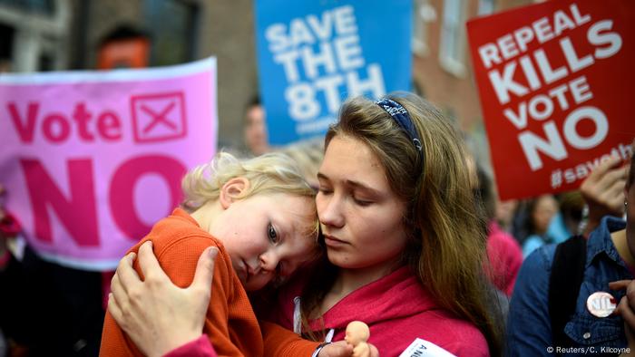 Los centros de votación en Irlanda abrieron hoy para que su electorado se pronuncie en un referéndum sobre la reforma de la ley del aborto, una de las más restrictivas de Europa. El electorado debe decir sí o no a la eliminación de la llamada octava enmienda, incluida en 1983 en la Constitución, y que garantiza de igual manera el derecho a la vida del no nacido y de la madre. (25.5.2018).