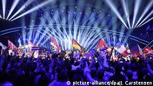 12.05.2018, Lissabon, Portugal: Fahnenträger der ESC-Finalisten laufen vor dem Finale des 63. Eurovision Song Contest in die Arena. Foto: Jörg Carstensen/dpa +++(c) dpa - Bildfunk+++ | Verwendung weltweit
