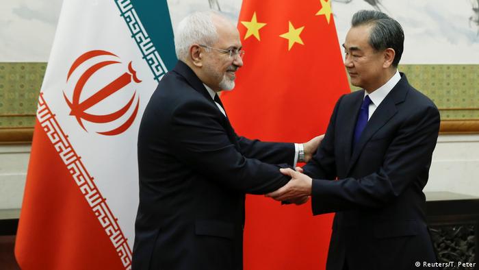 Iranian Foreign Minister Javad Zarif and Chinese Foreign Minister Wang Yi (r.)
