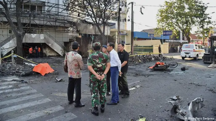 Indonesien Präsident Joko Widodo am Ort des Bombenanschlags in Surabaya (Biro Pers Setpres)