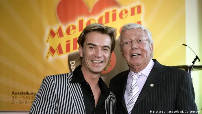Florian Silbereisen und Dieter Thomas Heck vor dem Plakat Melodien für Millionen(picture-alliance/dpa/J. Carstensen)