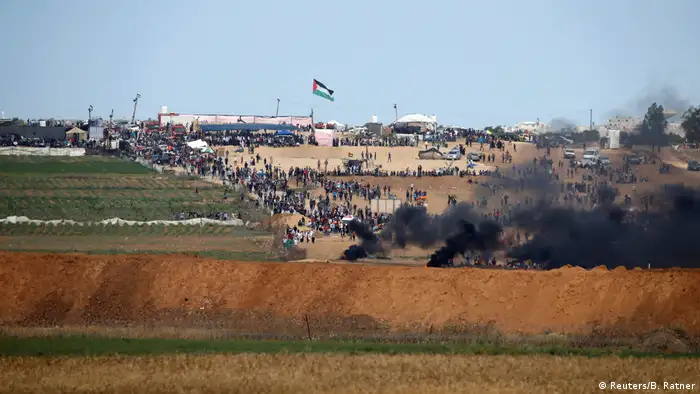 El Ejército israelí atacó hoy lo que denominó cinco objetivos terroristas en una zona de entrenamiento militar del movimiento islamista Hamás, en el norte de la franja de Gaza. Según el Ejército, 40.000 palestinos se manifestaron en diversos puntos a lo largo de la frontera, donde han muerto más de 50 personas en enfrentamientos con el Ejército israelí durante protestas. (14.05.2018). 