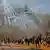 فلسطینی‌ها در نزدیکی مرز اسرائیل و باریکه غزه از گاز اشک‌آور می‌گریزند