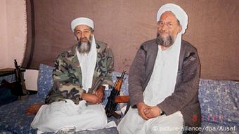 2001'de çekilen bu fotoğrafta Usame bin Ladin ve Eymen el Zevahiri birlikte görülüyor.