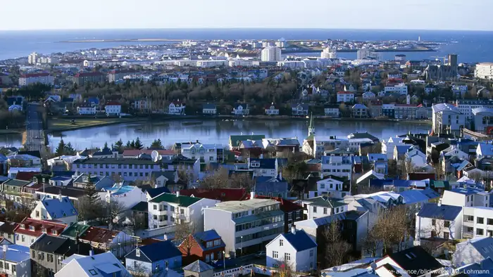 Island - Stadtsee Stadtsee Tjoernin und Innenstadt (picture-alliance/blickwinkel/M. Lohmann)
