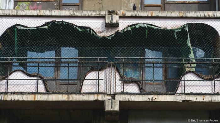 In Halle ist der Leerstand im Stadtteil Halle-Neustadt nicht zu übersehen. Halle war zu DDR Zeiten sehr attraktiv. Mittlerweile beherrschen zerfallene Plattenbauten und leer stehenden Wohnungen das Stadtbild. Die Zahl der Arbeitslosen ist hoch und die Aussichten schlecht.