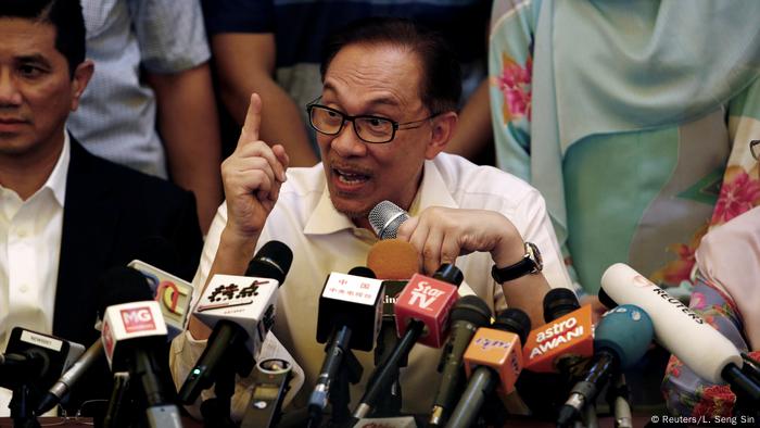 Jailed Malaysian Politician Anwar Ibrahim Released Asia An In Depth Look At News From Across The Continent Dw 16 05 2018