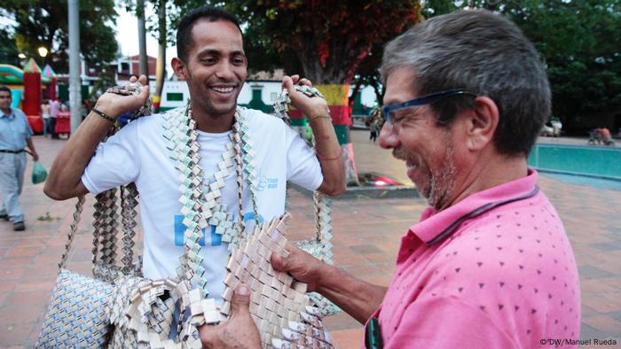Venezolanos fabrican bolsas con billetes de bolívares en Cúcuta, Colombia