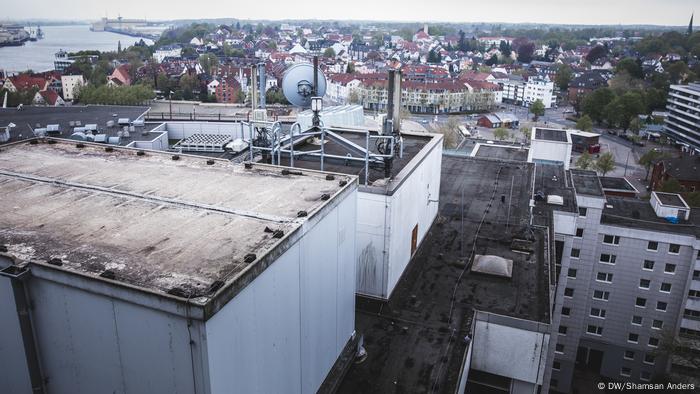 Blick von der Grohner Düne: Die Hochhaussiedlung gilt als eines der sozial schwachen Viertel in Bremen. Der Stadtstaat hat statistisch gesehen das höchste Armutsrisiko in Deutschland. Mehr als jeder Fünfte hier ist von Armut bedroht. Als arm gilt in Deutschland, wer weniger als 60 Prozent des mittleren Einkommens zur Verfügung hat. 