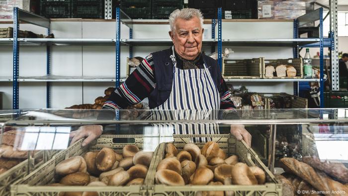 Viele ehrenamtliche Helfer wie der 80-jährige Rentner Werner Dose engagieren sich bei der Bremer Tafel. Daneben helfen auch 1-Euro-Jobber und Praktikanten bei der Essensausgabe. 