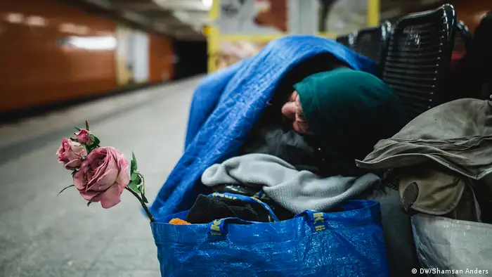 In Berlin leben Schätzungen zufolge rund 6000 Menschen auf der Straße. Seit Jahren wächst die Anzahl Obdachloser in europäischen Großstädten. Etwa 60 Prozent der Wohnungslosen in Berlin sind Ausländer. Die meisten von ihnen kommen aus osteuropäischen Ländern.